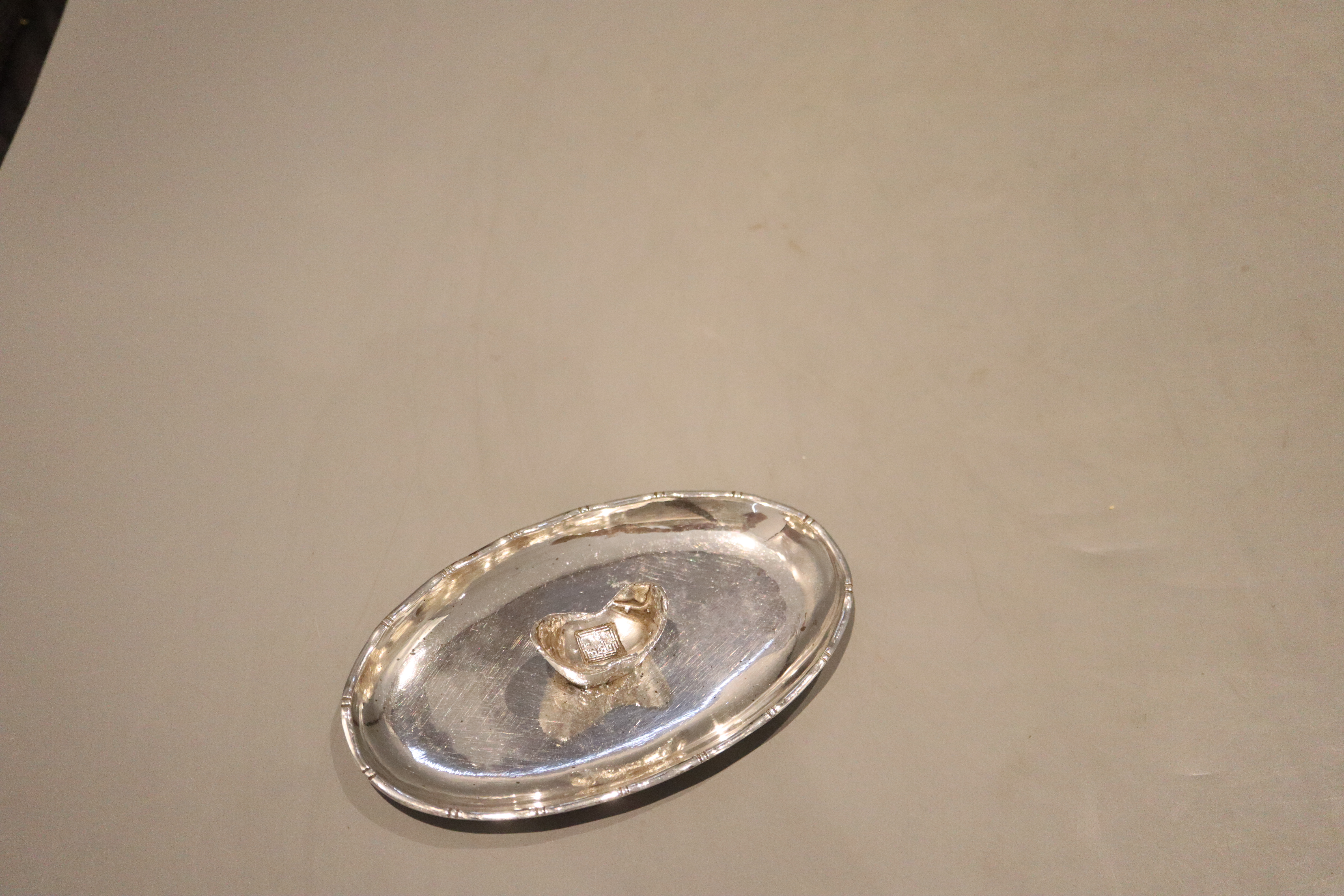 A Chinese white metal oval pen rest by Wai Kee, 12.7cm, 3.5 oz,